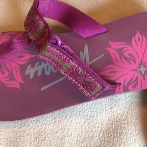 NWT Cute Trespass flip flops - Picture 3 of 4